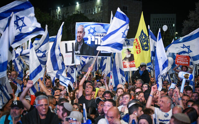 Des Israéliens de droite participant à un rassemblement en faveur de la réforme du système judiciaire prévue par le gouvernement, devant la Knesset, à Jérusalem, le 27 avril 2023. (Crédit : Arie Leib Abrams/Flash90)