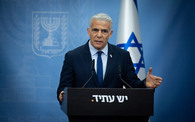 Le chef du parti Yesh Atid, Yair Lapid, pendant une réunion de faction à la Knesset, le 1er mai 2023. (Crédit : Yonatan Sindel/Flash90)