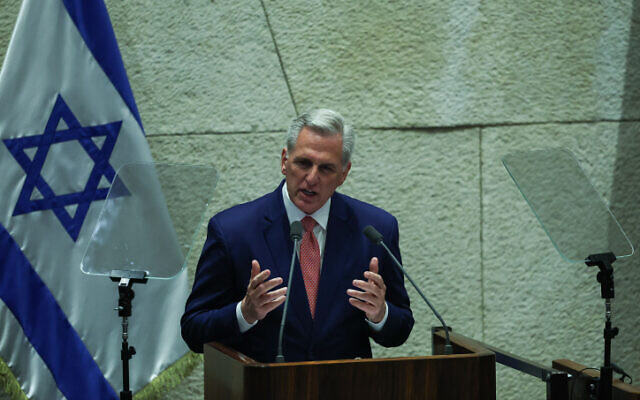 Le président de la chambre américaine Kevin McCarthy lors d'une session spéciale en séance plénière de la Knesset, le 1er mai 2023. (Crédit : Yonatan Sindel/Flash90)