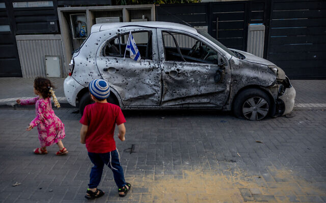 Le site où une roquette tirée de Gaza s'est abattu à Sdérot, dans le sud d'Israël, endommageant une voiture, le 2 mai 2023. (Crédit : Yonatan Sindel/Flash90)