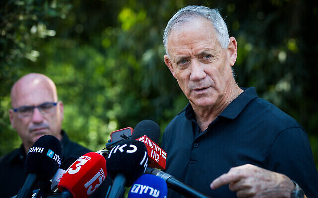 Le député et chef du parti HaMahane HaMamlahti Benny Gantz fait une déclaration à la presse à Sderot, dans le sud d'Israël, le 3 mai 2023. (Crédit : Flash90)