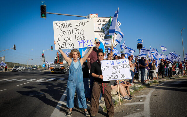 Des Israéliens manifestent contre le plan de réforme du système judiciaire au carrefour de Nahalal, dans le nord d'Israël, le 6 mai 2023. (Crédit : Anat Hermony/Flash90)