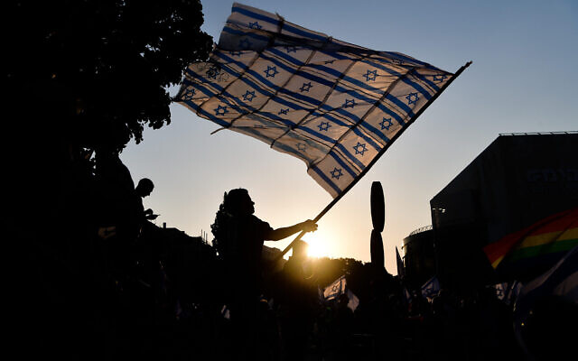 Des manifestants protestant contre le projet de refonte judiciaire du gouvernement, à Tel Aviv, le 6 mai 2023. (Crédit : Avshalom Sassoni/Flash90)