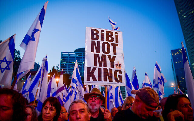 Des manifestants protestent contre le projet de refonte judiciaire du gouvernement à Tel Aviv, le 6 mai 2023. (Crédit : Avshalom Sassoni/Flash90)