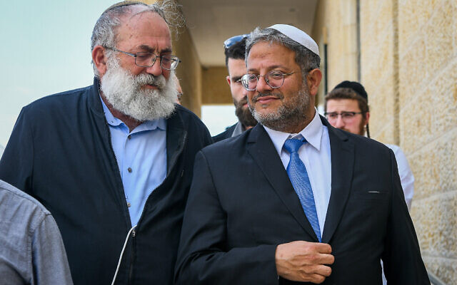 Le ministre de la Sécurité nationale Itamar Ben Gvir, à droite, avec  Matityahu Dan, président de l'organisation Ateret Cohanim, après une réunion au mur Occidental de Jérusalem, le 7 mai 2023. (Crédit :  Arie Leib Abrams/Flash90)