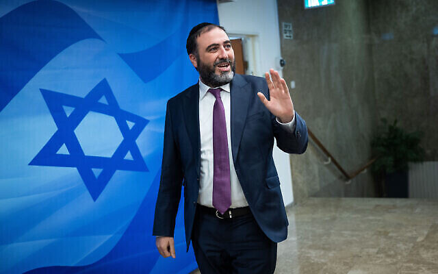 Le ministre de l'Intérieur et de la Santé Moshe Arbel arrivant à la réunion hebdomadaire du cabinet au Bureau du Premier ministre, à Jérusalem, le 7 mai 2023. (Crédit : Yonatan Sindel/Flash90)