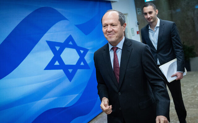 Le ministre de l'Économie Nir Barkat arrivant à la réunion hebdomadaire du cabinet au Bureau du Premier ministre, à Jérusalem, le 7 mai 2023. (Crédit : Yonatan Sindel/Flash90)