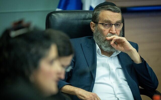 Moshe Gafni, député de Yahadout HaTorah, dirigeant une réunion de la commission des Finances à la Knesset, le 8 mai 2023. (Crédit : Yonatan Sindel/Flash90)