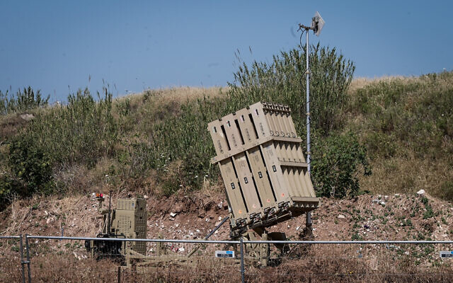 Un système de défense aérienne Dôme de fer, dans le centre d'Israël, le 10 mai 2023. (Crédit : Avshalom Sassoni/Flash90)