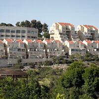 Des maisons dans l'implantation de Kiryat Arba en Cisjordanie, le 10 mai 2023. (Crédit : Wisam Hashlamounn/Flash90)