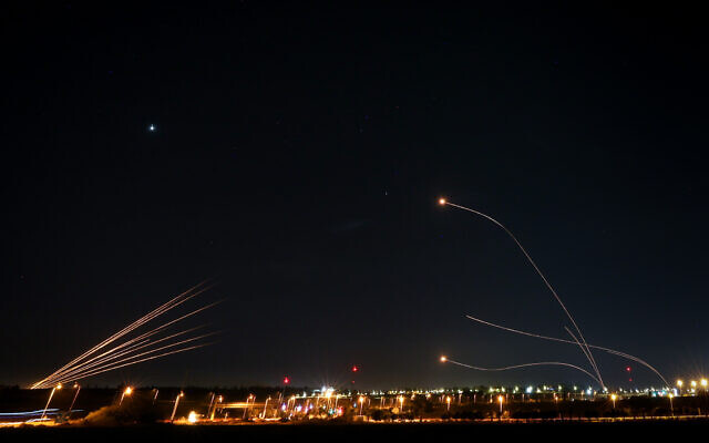 Le système de défense aérienne Dôme de fer tirant des missiles d'interception alors que des roquettes sont tirées depuis la Bande de Gaza vers Israël, à Sderot, le 10 mai 2023. (Crédit : Yonatan Sindel/Flash90)