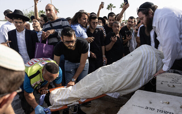 Des amis et des membres de la famille assistant aux funérailles d'Aviel Hadadd, qui a été tué lors d'une fusillade devant une synagogue sur l'île tunisienne de Djerba, au cimetière de Netivot, le 12 mai 2023. (Crédit : Flash90)