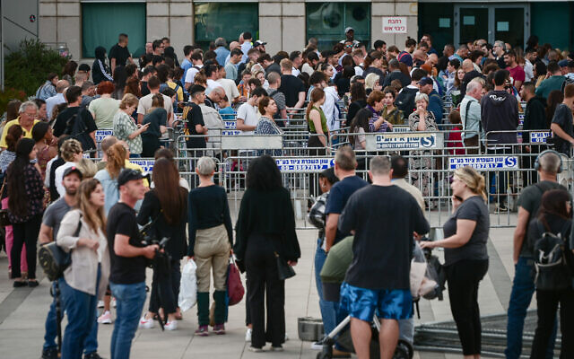 Les gens faisant la queue devant le bureau du ministère de l'Intérieur pour renouveler leurs passeports, à Tel Aviv, le 14 mai 2023. (Crédit : Avshalom Sassoni/FLASH90)
