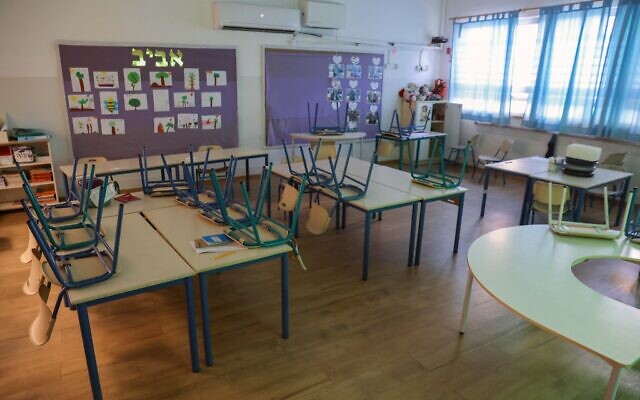 Une salle de classe vide dans une école de Tel Aviv pendant une grève générale de certaines municipalités et autorités locales, le 15 mai 2023. (Crédit : Flash90)