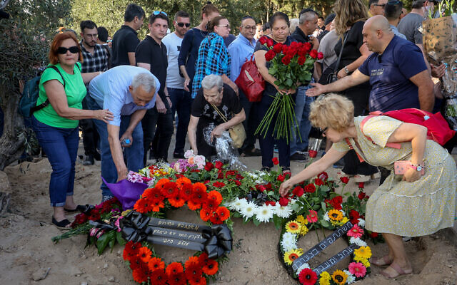 La famille et les amis assistant aux funérailles d'Inga Avramiam, 82 ans, dans le kibboutz Givat Brenner, dans le sud d'Israël, le 15 mai 2023. (Crédit : Jonathan Shaul/Flash90)