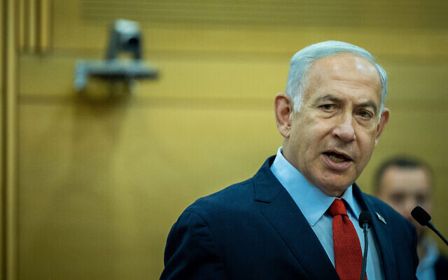 Le Premier ministre Benjamin Netanyahu dirigeant une réunion de sa faction, le Likud, à la Knesset, le 15 mai 2023. (Crédit : Yonatan Sindel/Flash90)