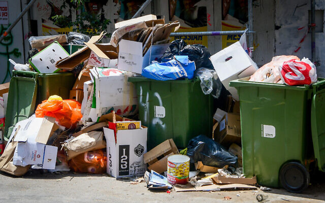 Un tas d'ordures lors d'une grève municipale, à Tel Aviv le 16 mai 2023. (Crédit : Avshalom Sassoni/Flash90)
