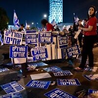 Des manifestants défilant à Bnei Brak contre les milliards de fonds accordés aux partis ultra-orthodoxes dans le budget de l'État, le 17 mai 2023. (Crédit : Avshalom Sassoni/Flash90)