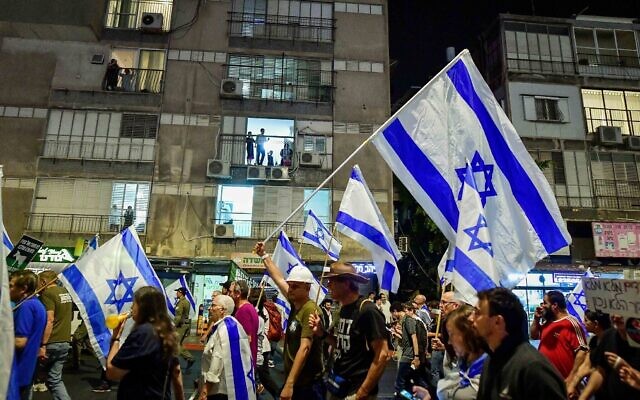 Des manifestants défilent à Bnei Brak contre les milliards de fonds accordés aux partis ultra-orthodoxes dans le budget de l'État, le 17 mai 2023. (Crédit : Avshalom Sassoni/Flash90)
