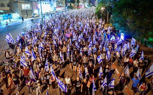 Des manifestants défilent à Bnei Brak contre les milliards de fonds accordés aux partis ultra-orthodoxes dans le budget de l'État, le 17 mai 2023. (Crédit : Avshalom Sassoni/Flash90)