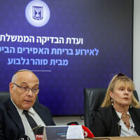 Menachem Finkelstein, chef de la commission d'enquête sur l'évasion de la prison de Gilboa, présente son rapport et ses conclusions à Modiin, le 17 mai 2023. (Crédit : Flash90)