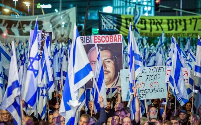 Rassemblement de manifestants contre la refonte du système judiciaire, à Tel Aviv, le 20 mai 2023. (Crédit : Avshalom Sassoni/Flash90)