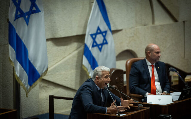 Le chef de l'opposition Yaïr Lapid prononçant un discours dans le plénum de la Knesset lors du débat sur le budget de l'État 2023-24, le 23 mai 2023. (Crédit : Yonatan Sindel/Flash90)