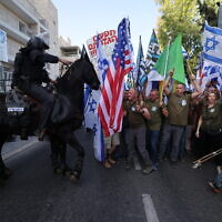 Les manifestants contre le plan de refonte du système judiciaire israélien aux abords de la résidence de Netanyahu à Jérusalem, le 25 mai 2023. (Crédit : Yonatan Sindel/Flash90)