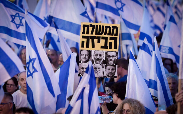 Des milliers d'Israéliens manifestant contre le projet de réforme du système judiciaire du gouvernement, à Tel Aviv, le 27 mai 2023. (Crédit : Avshalom Sassoni/Flash90)