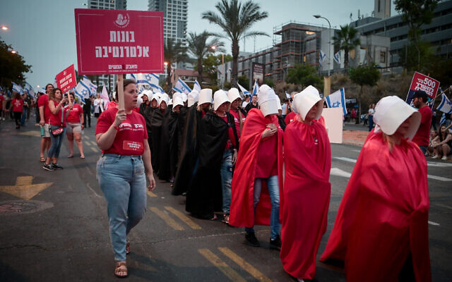 Des femmes portant des costumes de "la servante écarlate" de la série télévisée "The Handmaid's Tale" pour protester contre les projets de réforme du système judiciaire de la coalition, à Tel Aviv, le 27 mai 2023. (Crédit : Avshalom Sassoni/Flash90)