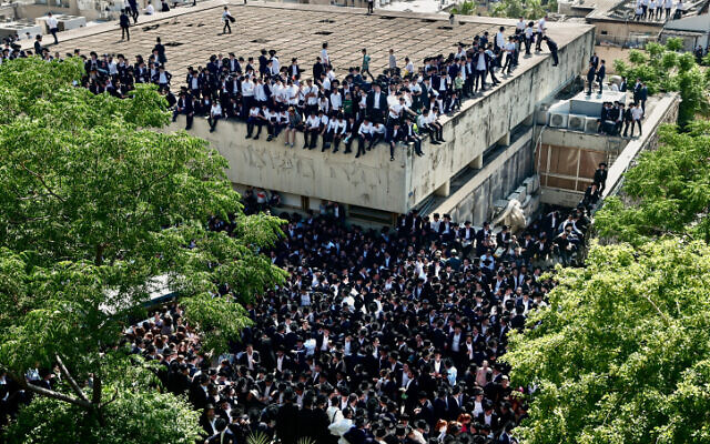 Des personnes euil assistent aux funérailles du rabbin Gershon Edelstein à la Yeshiva Ponevezh à Bnei Brak, le 30 mai 2023. (Crédit : Avshalom Sassoni/FLASH90)