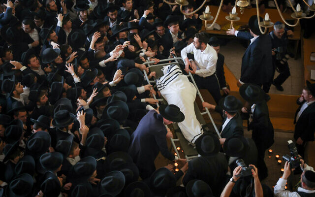 Des milliers de personnes se rassemblent autour du corps du rabbin Gershon Edelstein, chef de la Yeshiva Ponevezh à Bnei Brak, le 30 mai 2023. (Crédit : Yonatan Sindel/FLASH90)