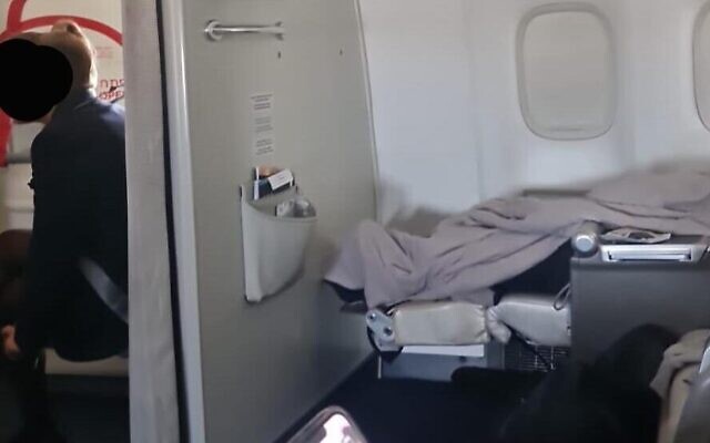 Le corps d'un homme de 59 ans à bord d'un vol d'El Al reliant Tel Aviv à Bangkok, le 1er mai 2023. (Crédit : ZAKA)