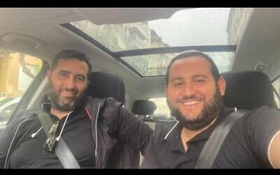Aviel, à droite, et Benjamin Haddad, deux cousins tués lors d'une fusillade devant la synagogue de la Ghriba, à Djerba en Tunsie, le 9 mai 2023. (Crédit : Twitter)