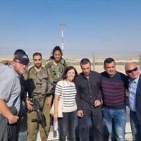 Shalom Rotban, troisième à partir de la droite, avec sa famille, à la frontière israélo-jordanienne, le 25 mai 2023. (Crédit : Porte-parole de l'Unité canine israélienne ; utilisé conformément à l'article 27a de la loi sur le droit d'auteur)