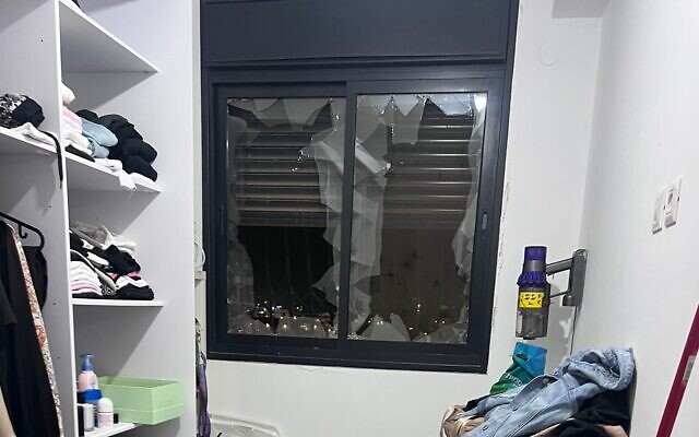 Des vitres brisées au domicile du parrain du crime Ben Butbika dans la ville côtière de Netanya, le 22 mai 2023. (Capture d'écran Twitter : utilisée conformément à l'article 27a de la loi sur le droit d'auteur)