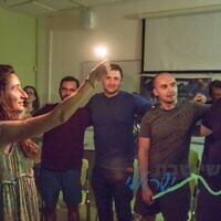 Des russophones pratiquant la havdalah, une cérémonie qui marque la fin du Shabbat, en Israël. (Crédit : Shishi Shabbat Yisraeli)