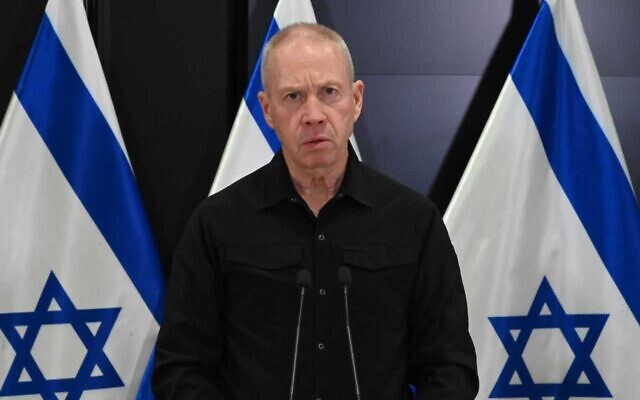 Le ministre de la Défense Yoav Gallant s'exprimant lors d'une conférence de presse, le 9 mai 2023. (Crédit : Ariel Harmoni/Ministère de la Défense)