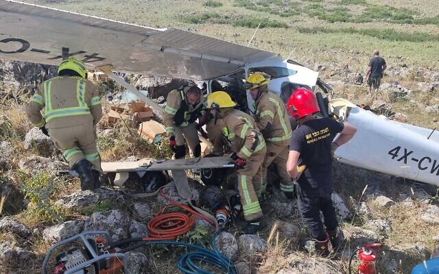 Des secouristes sur les lieux de l'accident d'un planeur, dans le nord d'Israël, le 15 mai 2023. (Crédit : Services d'incendie et de secours d'Israël)
