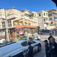 La police travaille sur les lieux où un homme a été abattu à Umm al-Fahm le 30 mai 2023. (Crédit : Police israélienne)