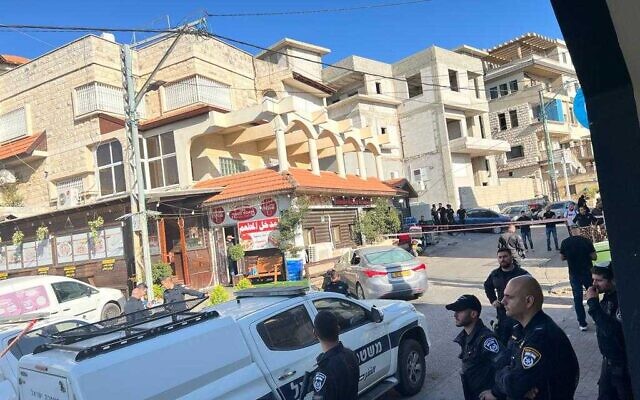 La police travaillant sur les lieux où un homme a été abattu à Umm al-Fahm le 30 mai 2023. (Crédit : Police israélienne)