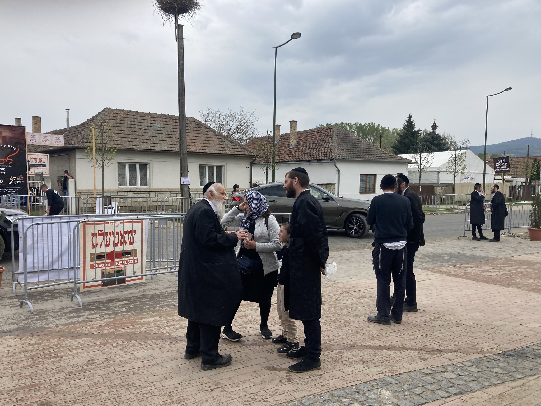 Des juifs hassidiques dans l'enceinte de Rubin lors du pèlerinage annuel sur la tombe de Yeshaya Steiner à Bodrogkeresztur, en Hongrie, le 24 avril 2023. (Crédit : Yaakov Schwartz/ Times of Israel)