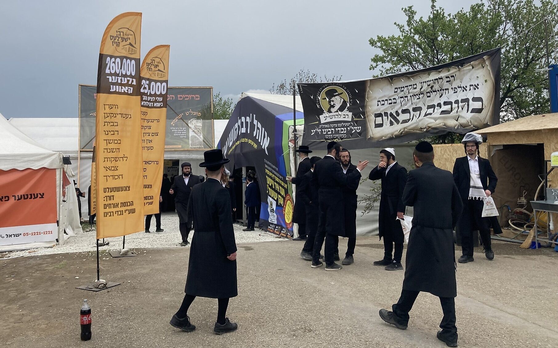 Des juifs hassidiques lors du pèlerinage annuel sur la tombe du "rabbin faiseur de miracles" Yeshaya Steiner à Bodrogkeresztur, en Hongrie, le 24 avril 2023. (Crédit : Yaakov Schwartz/ Times of Israel)