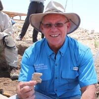 Le Dr. Scott Stripling, responsable des fouilles actuelles, exposant une découverte à Shiloh, le 22 mai 2017. (Crédit : Amanda Borschel-Dan/Times of Israel)