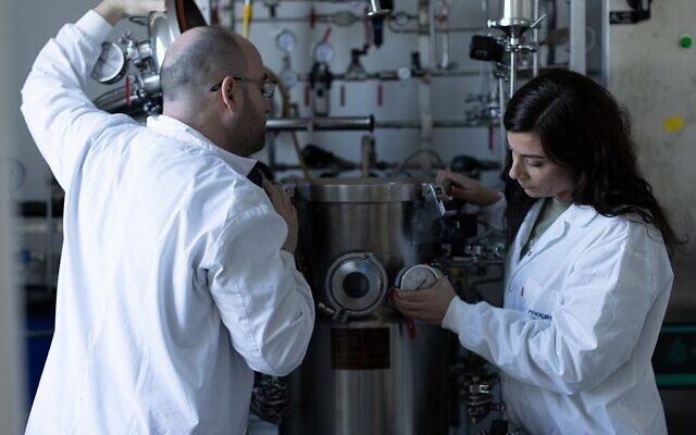 La start-up israélienne Imagindairy utilisant une technologie de fermentation de précision pour enseigner à des micro-organismes tels que des levures ou des champignons à produire des protéines laitières sans animaux. (Crédit : Tal Shahar/Imagindairy)