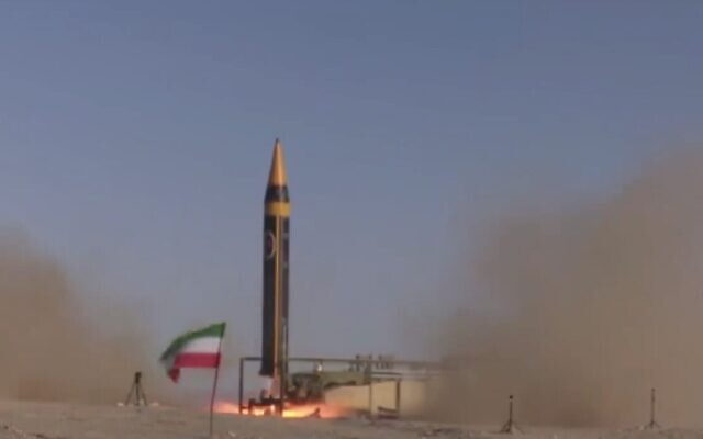 Capture d'écran d'une vidéo non-datée montrant un test de lancement du missile balistique iranien Kheibar. (Capture d'écran : Twitter. Used in accordance with Clause 27a of the Copyright Law)