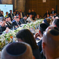 Le Premier ministre Benjamin Netanyahu prenant la parole lors d'une réunion du cabinet tenue dans les tunnels du mur Occidental, le 21 mai 2023. (Crédit : Kobi Gideon/GPO)