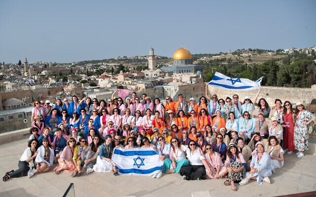 La délégation de 100 femmes originaires de pays francophones à Jérusalem, en mai 2023. (Crédit : Aviram Valdman)