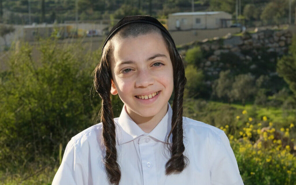 Moshe Mordechaï Elhadad, 12 ans au moment de sa mort en 2021, est l'une des 45 personnes qui ont péri dans la tragédie du mont Meron, dans le nord d'Israël, le jour de Lag Baomer. (Crédit :  Shimon Elhadad)