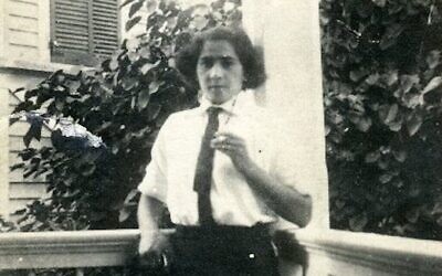 La grand-mère de l’auteur Aaron Hamburger à Key West en 1922, sur le balcon du rabbin local. (Autorisation)